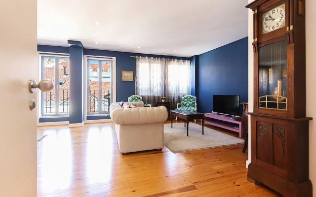 JOIVY Bold & classy 2BR home w/balcony in Baixa, moments from shopping streets