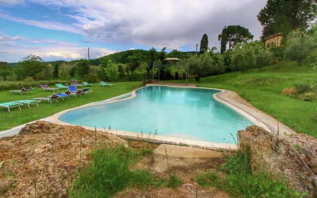 Rustic Villa with Private Pool near Montepulciano