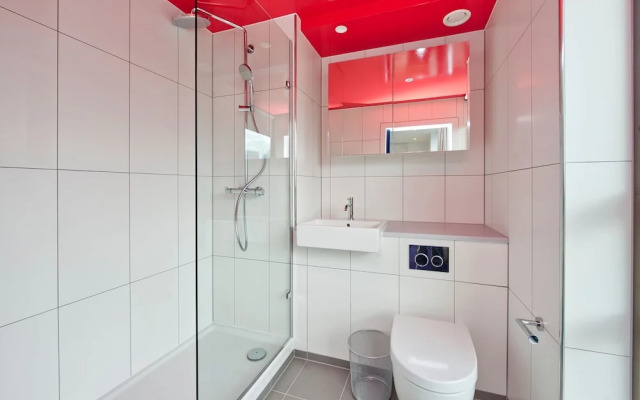 Elegant Two-bedroom Apartment in Vibrant Poplar