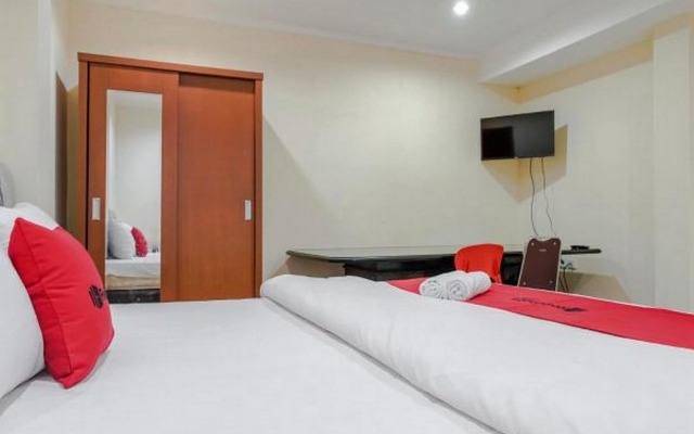 RedDoorz @ Jalan Biak Roxy Jakarta