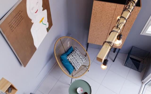 Air-conditioned duplex apartment with furnished terrace in the city center