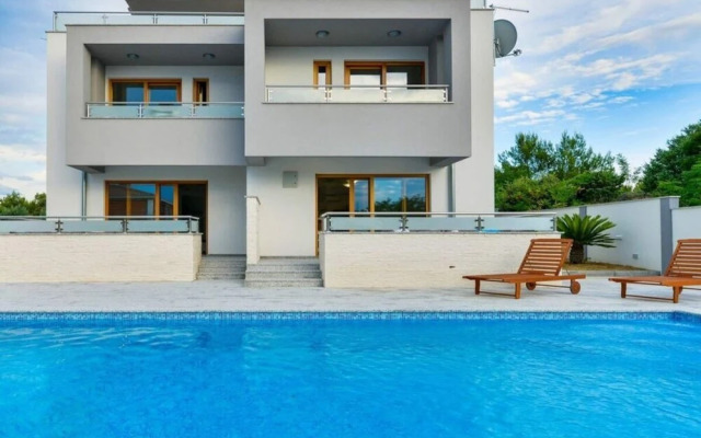 New Villa With Pool and Roof Terrace