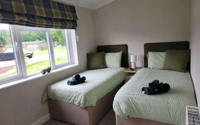 Luxury 2-bed Lodge in Routh, Sleeps 4 With Hot Tub