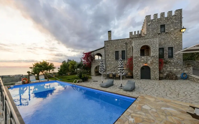 Majestic Chateau - Spectacular Seascapes & Pool