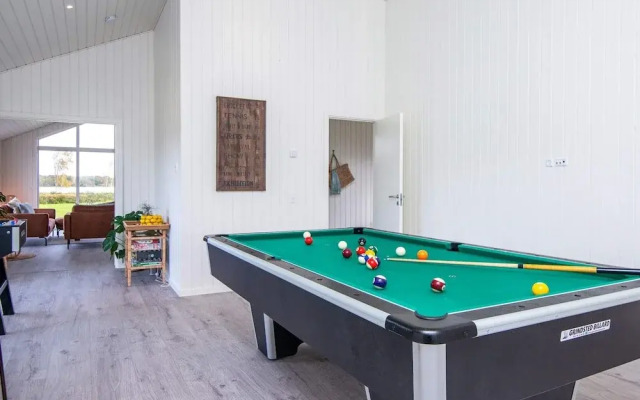 Stylish Lakeview Retreat-by Traum