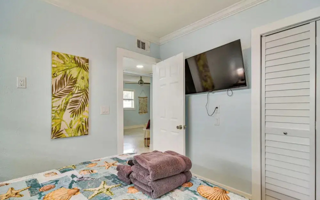 Indian Rocks Beach Retreat, Walk to Gulf & Beaches