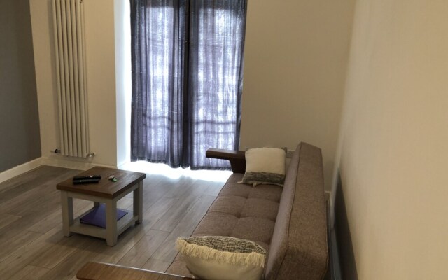 Stunning 1-bed Apartment With En-suite in Strood