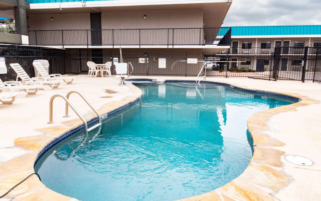 Days Inn by Wyndham Central San Antonio NW Medical Center