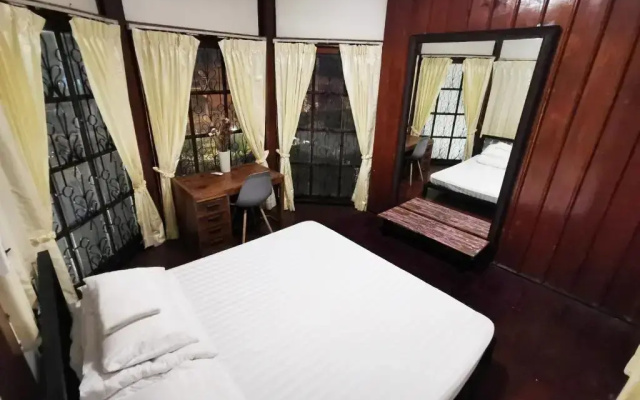 ATOM Poshtel - Hostel