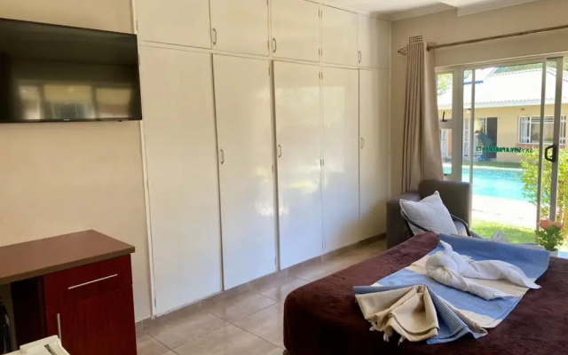 Poolside Executive Suite Near Airport - 2322