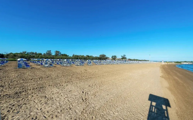 Houses and Apts. in Albarella 24882