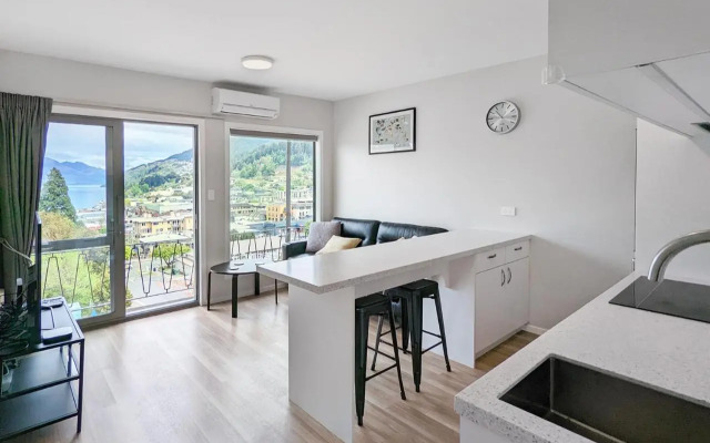 Central Location - 2 Bedroom Aptmt with Lake View