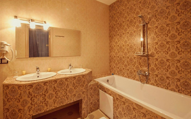 Ambassador Plaza Hotel