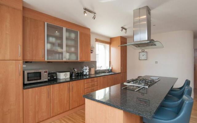 379 Luxury 3 Bedroom City Centre Apartment With Private Parking and Lovely Views Over Arthur s Seat