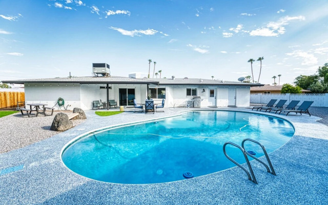 3BR Sleeps 8 Pool Putting Green BQQ Large Island!