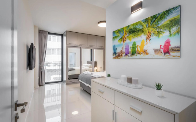 Spacious & Design 2BDR W/ balcony and parking