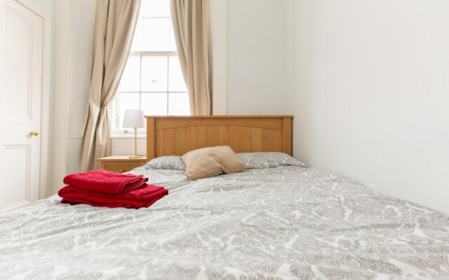 Spacious, Bright 5-br Flat for 10 in Edinburgh