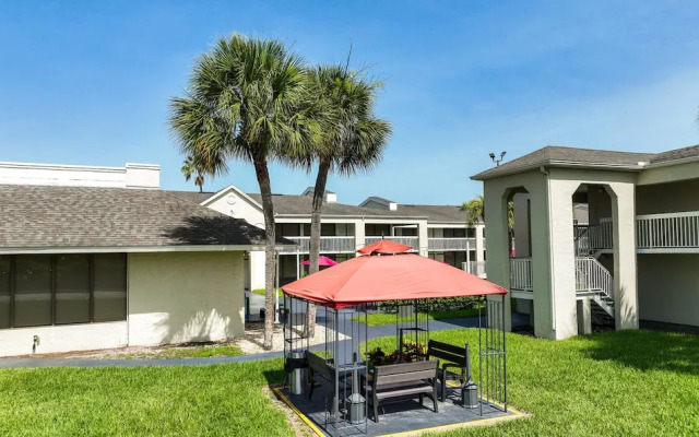 Entire Studio With Free Shuttle to Disney