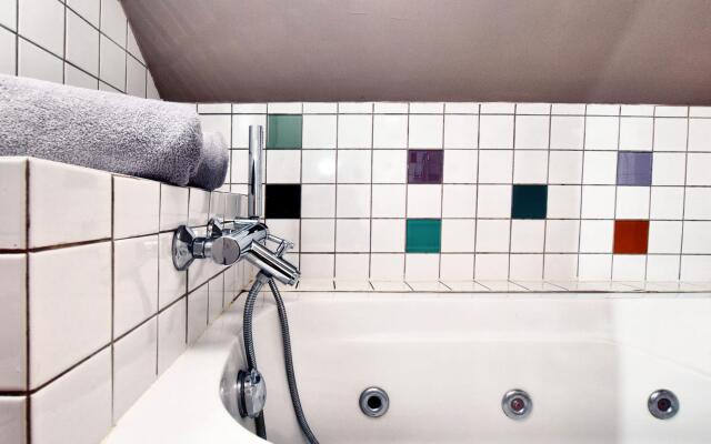 Tranquil Holiday Home in Mont with bubble bath, Terrace, Garden