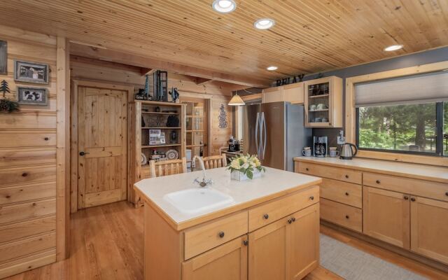 Thyme Out 2 Bedroom Home by NW Comfy Cabins by RedAwning