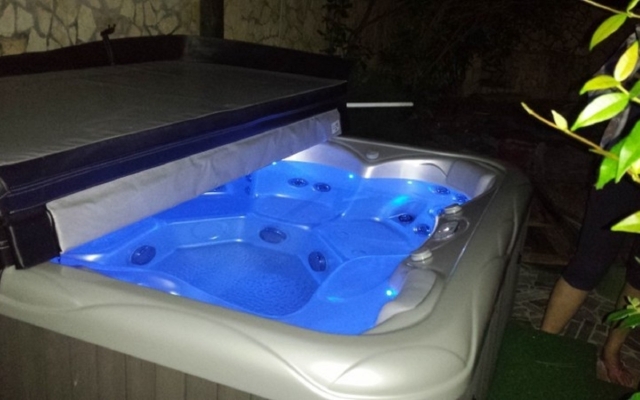 Apartment Dino - apartments with hot tub: A3 Novalja, Island Pag
