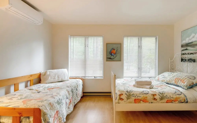 Near Skiing & Lakes: Contemporary Poconos Townhome