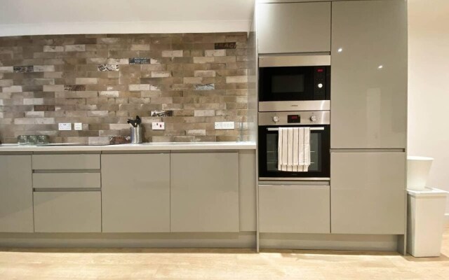 Large Modern 3 Bedroom Apt With Free Parking