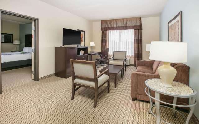 La Quinta Inn & Suites by Wyndham DFW Airport West - Euless