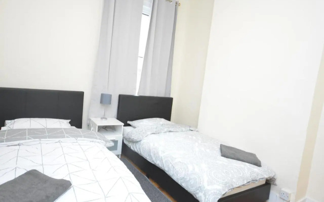 Cheerful 4 bedroom House in greater London