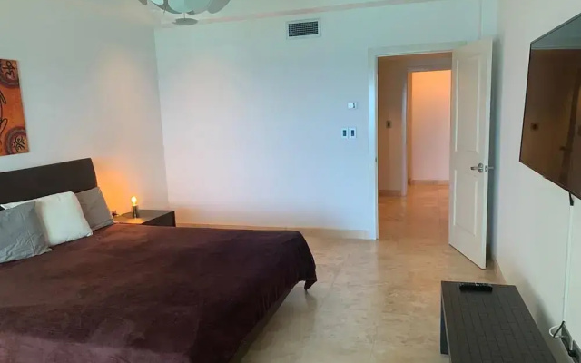 *The CLIFF_ BEACHFRONT and LUXURY MODERN UNIT* C2