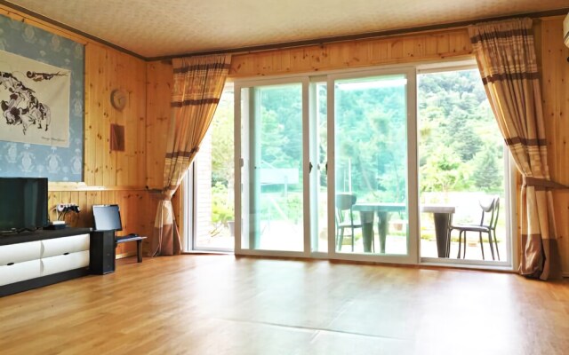 Hwacheon Mountain Water Smell the Smell of Ocher Pension