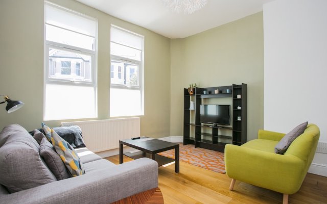 Three Bedroom Apartment in Willesden Green