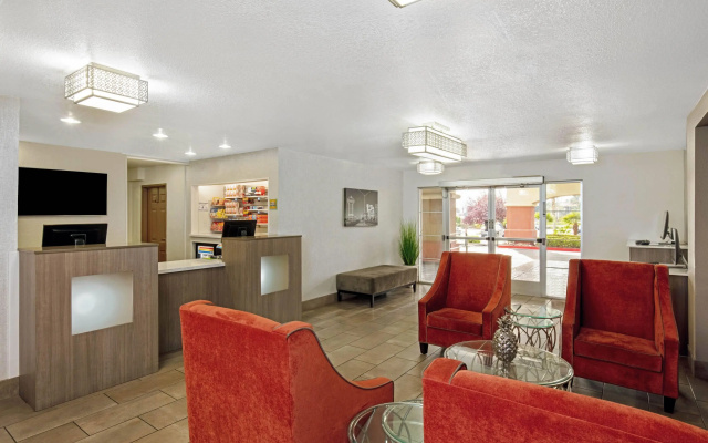 La Quinta Inn & Suites by Wyndham Las Vegas Red Rock
