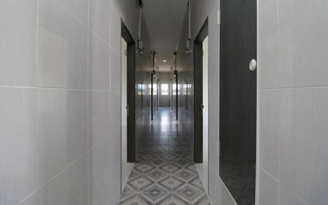 RedDoorz Plus near RS Royal Prima