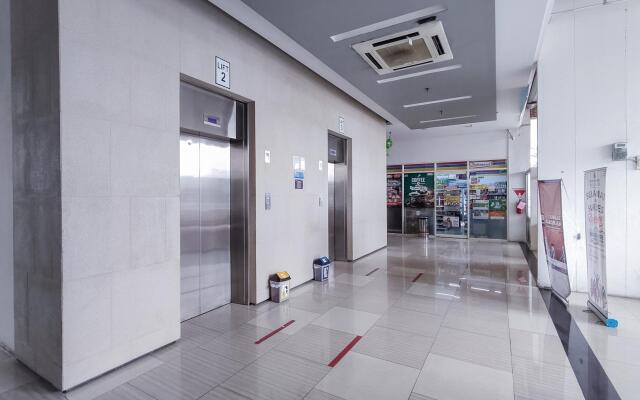 RedDoorz Apartment @ Skylounge Tamansari