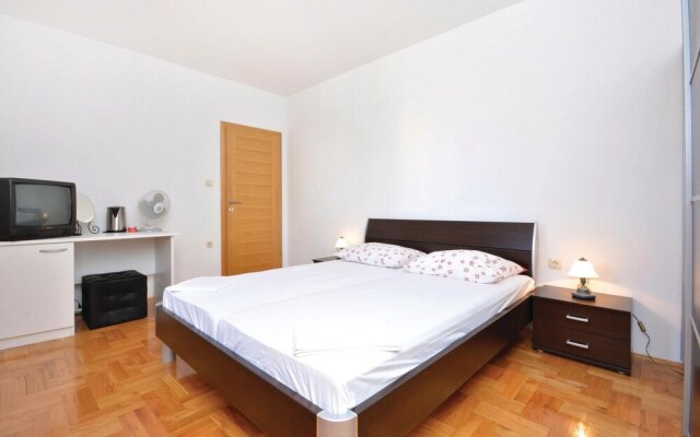 Beautiful Home in Kastel Stafilic With Wifi and 8 Bedrooms