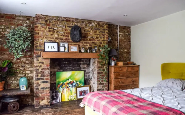 Stylish 1 Bedroom Flat With A Beautiful Garden