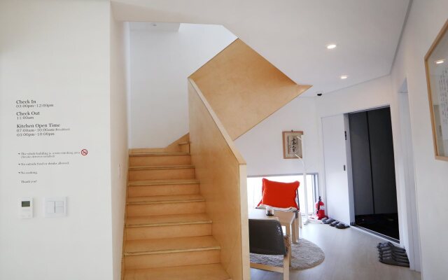 Runway Guesthouse - Hostel