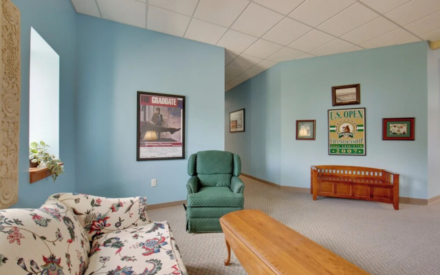 Conference Center & Pond: New Kensington Apartment