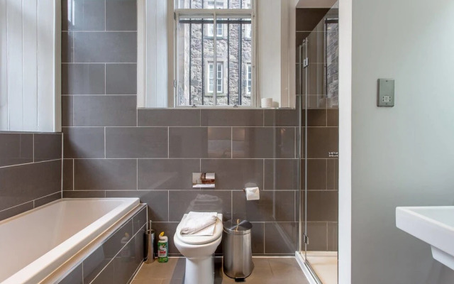 JOIVY Location, Location! North Bank Street Luxury Apt