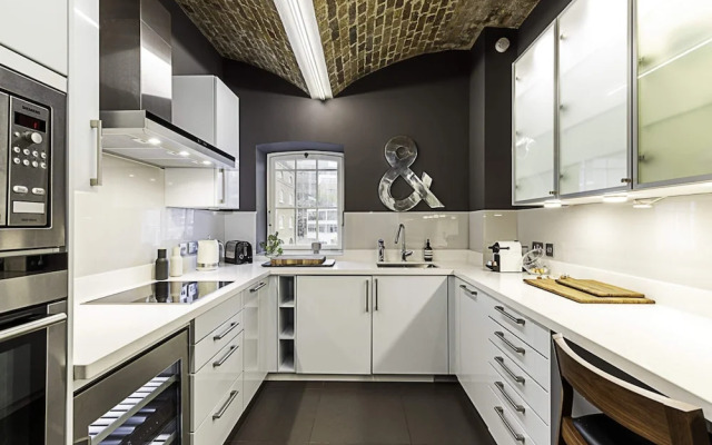 Charming Home in St Katharine Docks