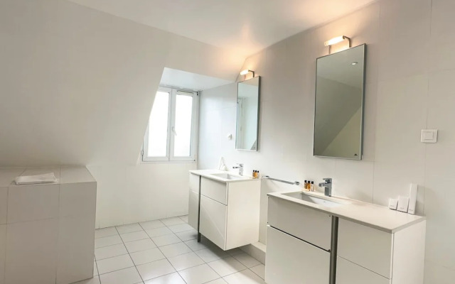 Copernic Line Elegant 3BR Apartment in Paris