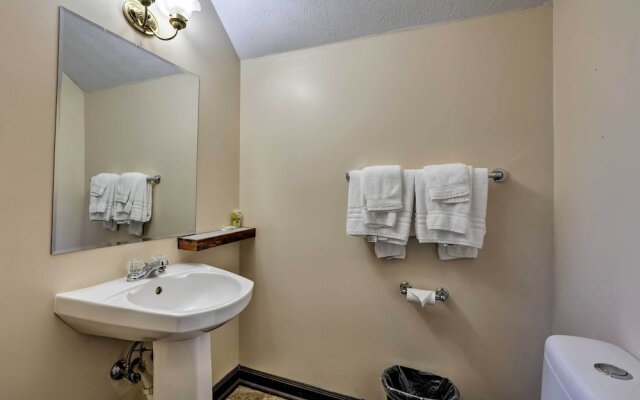 Burkesville Apt w/ Deck, Views & Pool Access!