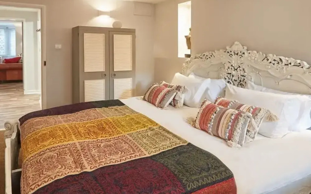 Host Stay In The Key Of Sea