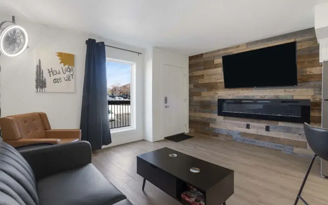 Modern Yote Condo at Roark Creek