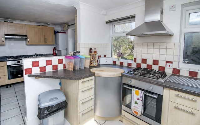 Lovely Rooms in a Quiet Place of Woking