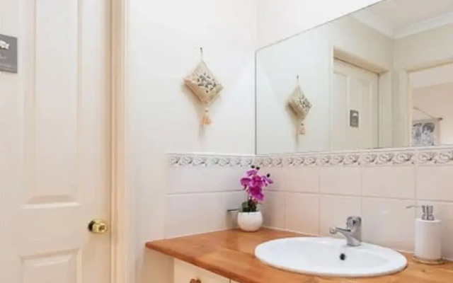 Milang Lakefront Retreat