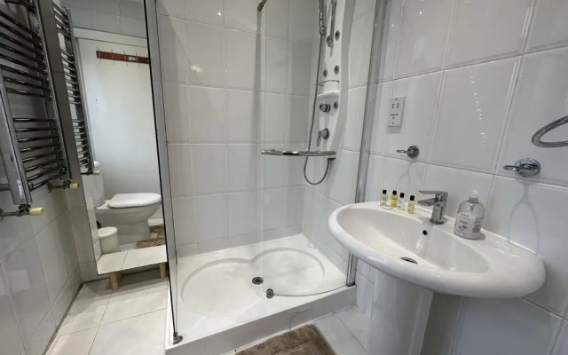 Gorgeous 4 Bedrooms, 5-baths House Central London