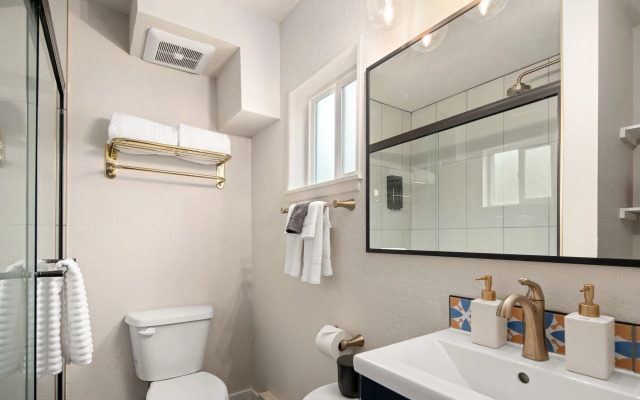 Hotel McCoy - Art, Coffee, Beer, Wine