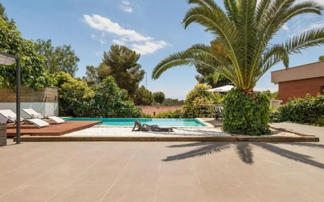 Moderna villa con piscina y amplio jardín